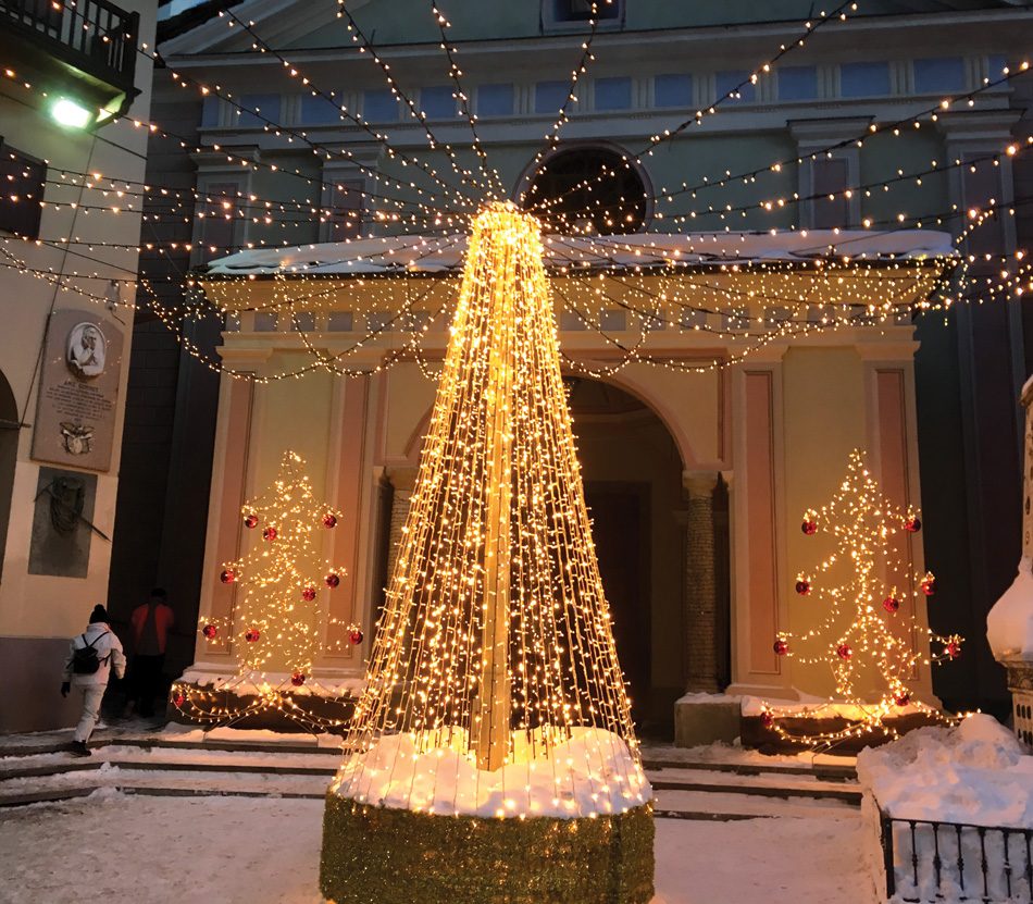 Allestimento di una piazza con albero realizzato con String LED