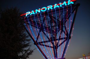 Illuminazione di una torre con fasci di luce blu