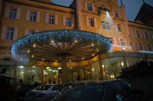 Tendine luminose effetto caduta ghiaccio su ingresso edificio