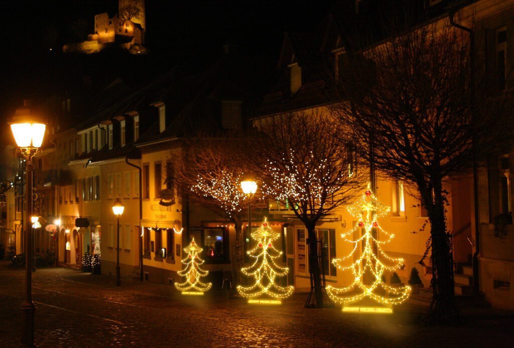 Allestimento con albero Stilizzato bianco caldo