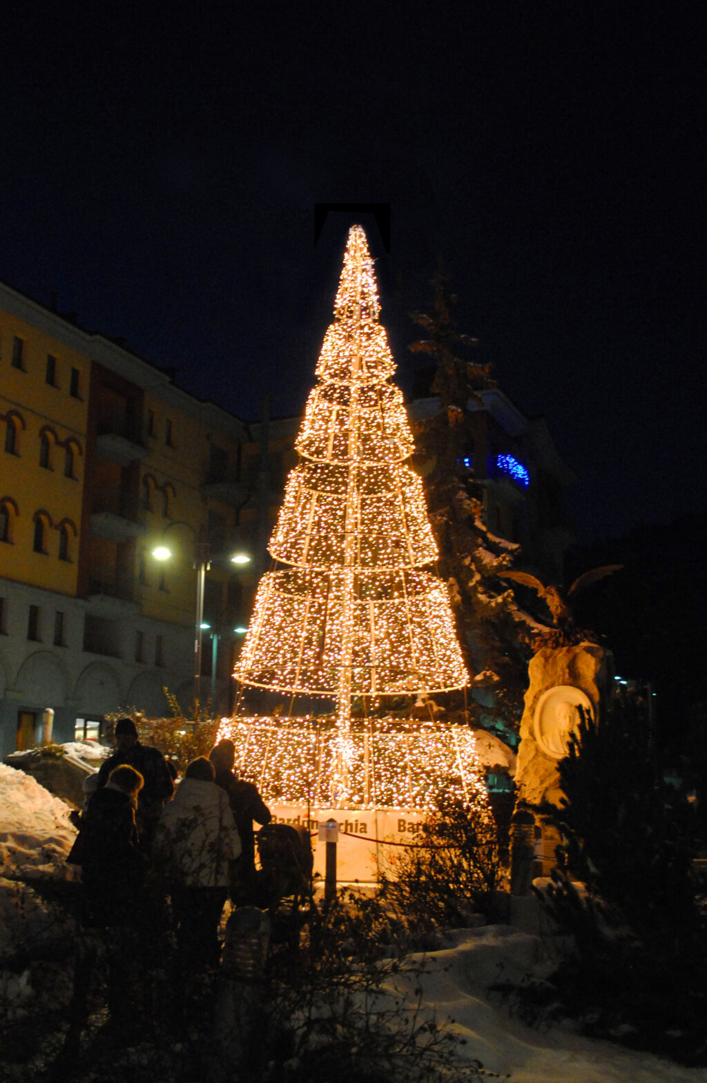Immagine di una piazza allestita con albero Layers