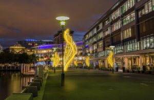 Immagine di una piazza con soggetti luminosi "Foglia"