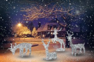 Immagine di una piazza allestita con quattro renne, colore bianco freddo