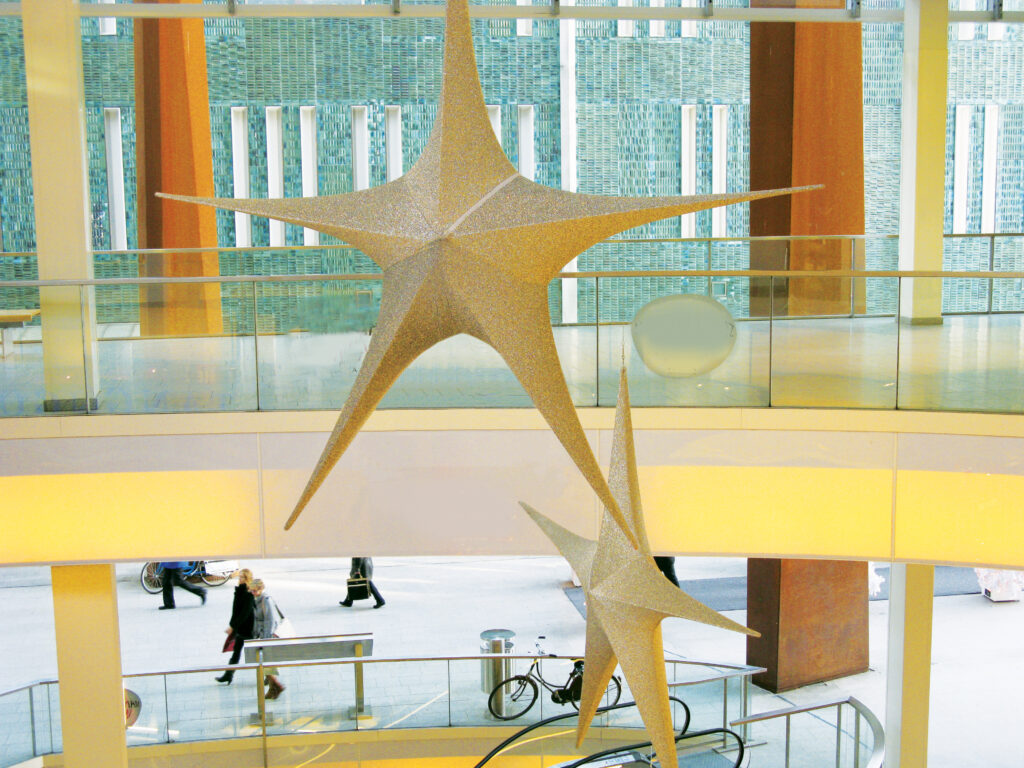 Immagine di una Textil Star appesa installata in un centro commerciale