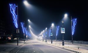 Immagine di una via allestita con soggetti luminosi "Senso blu"