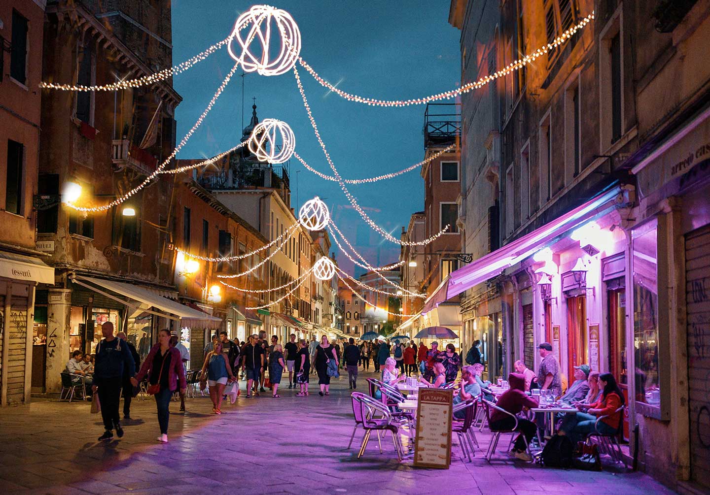 Illuminazione di una via cittadina con soggetti natalizia a forma di sfera