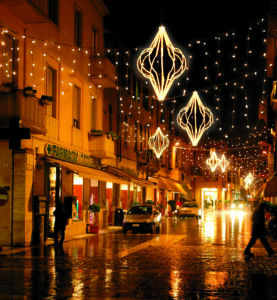 Allestimento via con Fan pendant e Nevicate bianco caldo