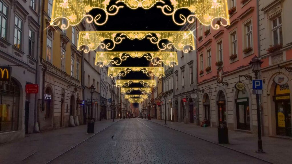 Allestimento natalizio di una via con soggetti luminosi a forma di motivi arabeschi colore bianco caldo