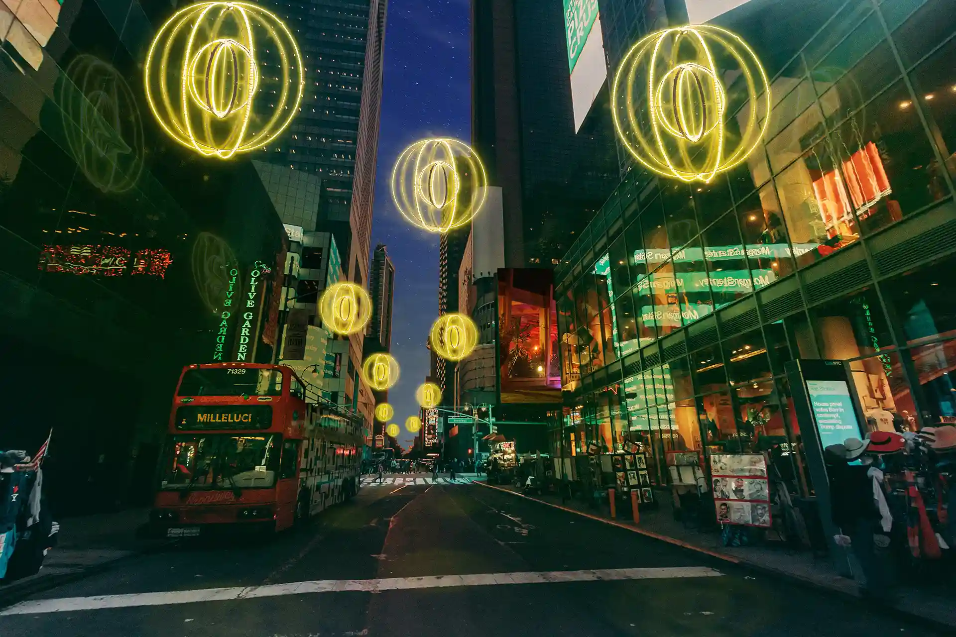 GloboSat - Immaginie di una centro urbano con luci sospese