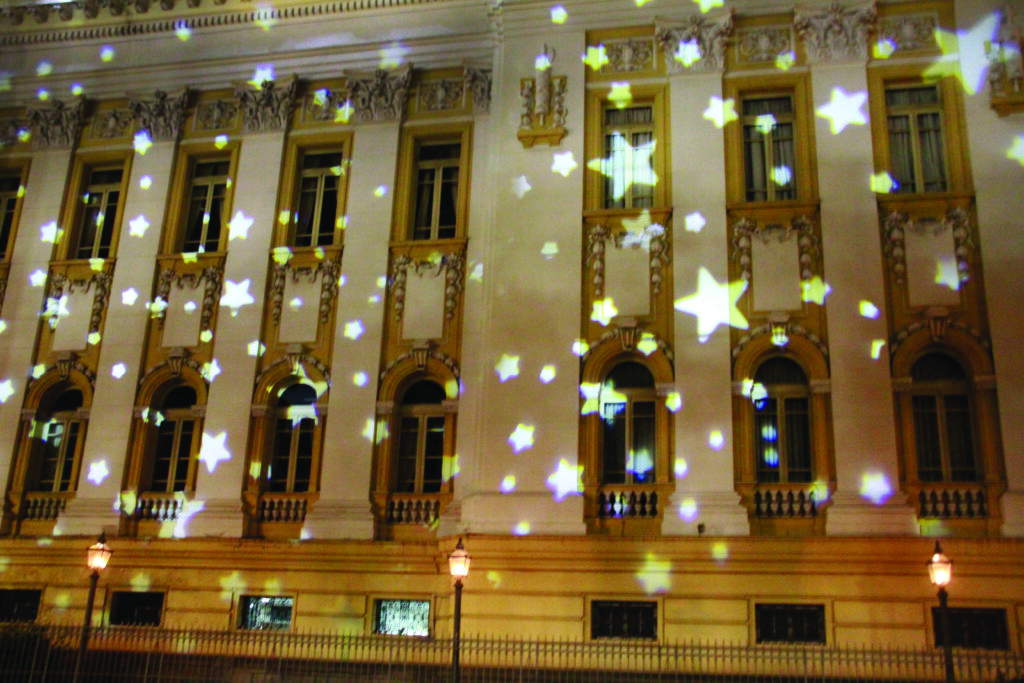 Proiezioni di stelle con faro gobos sulla facciata di un edificio