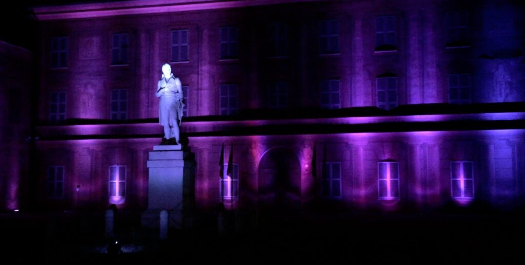 Illuminazione architetturale di un monumento con fari bisquit RGB