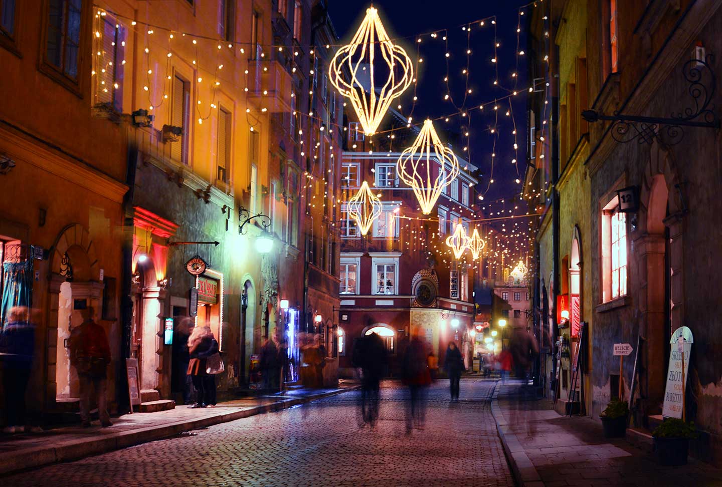 Illuminazione via cittadina con luminarie natalizie