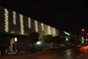 Immagine di installazione di caduta di stelle sulla facciata di un edificio