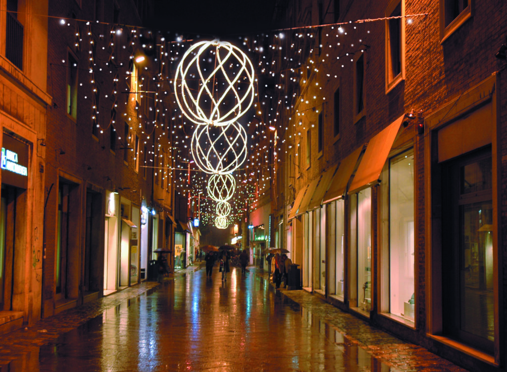 Immagine di un centro urbano allestito con luminarie Natalizie
