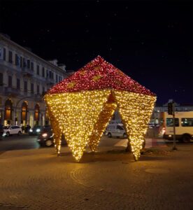 Immagine di una piazza con installazione della "Cupola delle favole"