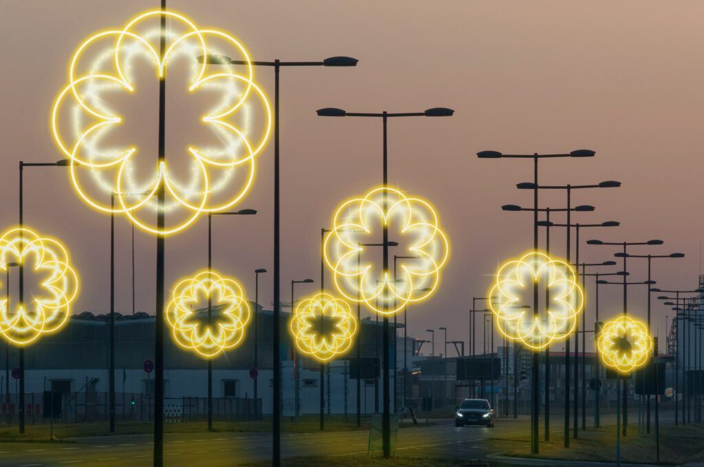 Immagine di una via allestita con soggetto "Rosa" a palo