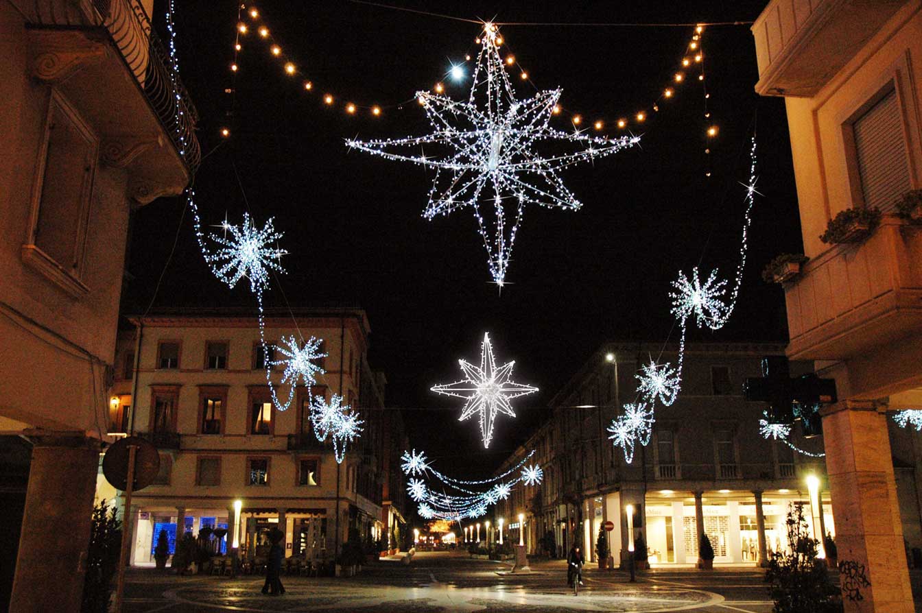 installazione di una piazza con luci di natale