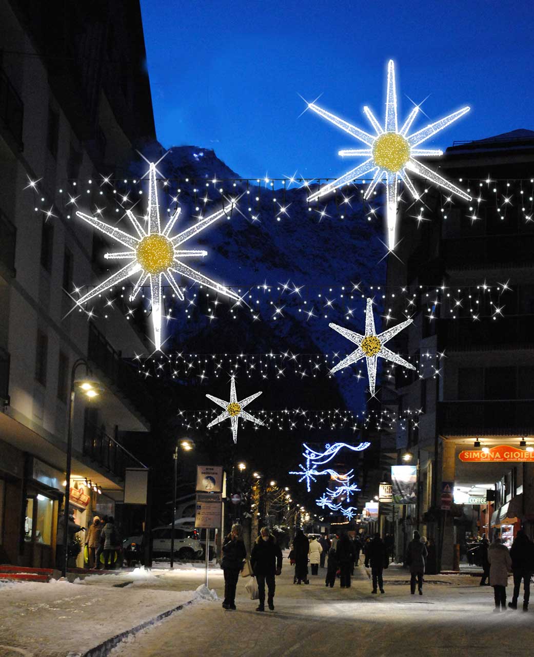 illuminazione i una via con luci di natale ed effetto nevicata con luci lampeggianti